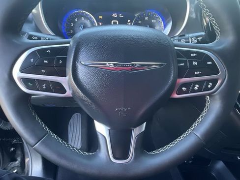 Used 2025 Chrysler Pacifica Select FWD image 11