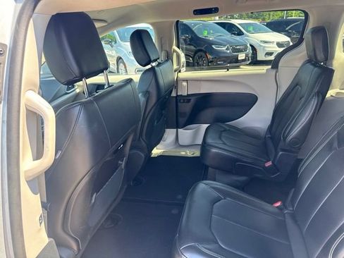 Certified 2024 Chrysler Pacifica Touring-L FWD image 27