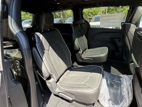 New 2026 Chrysler Pacifica Limited w/ Uconnect Theater Family Group FWD image 10