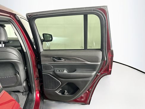 Used 2023 Jeep Grand Cherokee Limited image 31