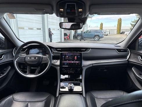 Used 2023 Jeep Grand Cherokee Limited image 19