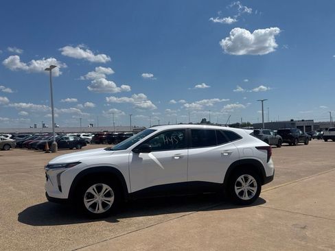 Used 2025 Chevrolet Trax LS FWD image 12