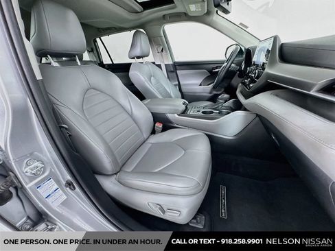 Used 2022 Toyota Highlander XLE AWD/4WD image 29