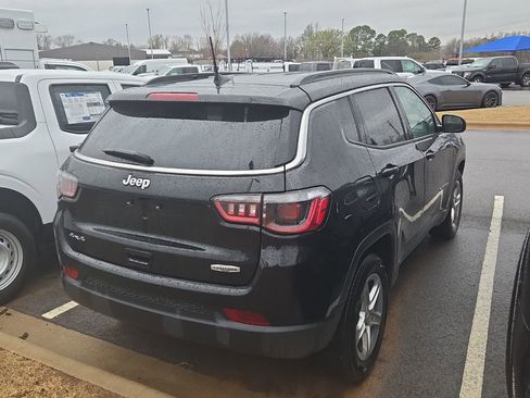 Used 2024 Jeep Compass Latitude image 3