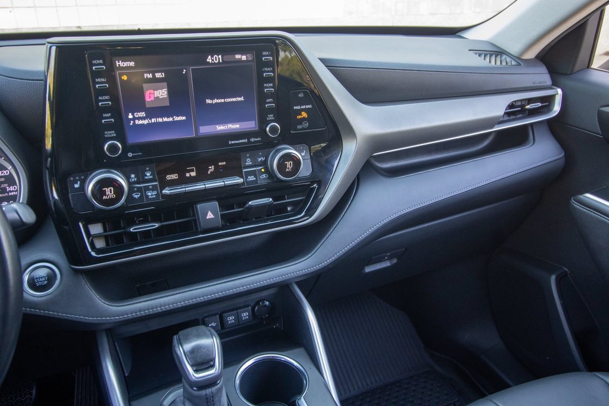 Used 2020 Toyota Highlander XLE FWD image 27