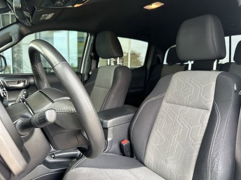 Certified 2022 Toyota Tacoma TRD Off-Road AWD/4WD image 9