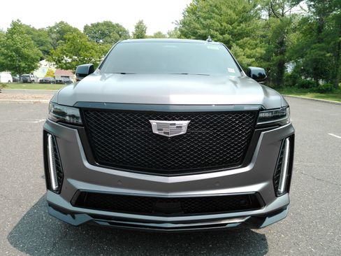 Used 2024 Cadillac Escalade ESV V w/ LPO, ONYX Package AWD/4WD image 3