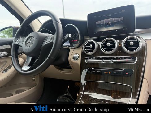 Used 2017 Mercedes-Benz GLC 300 4MATIC image 32