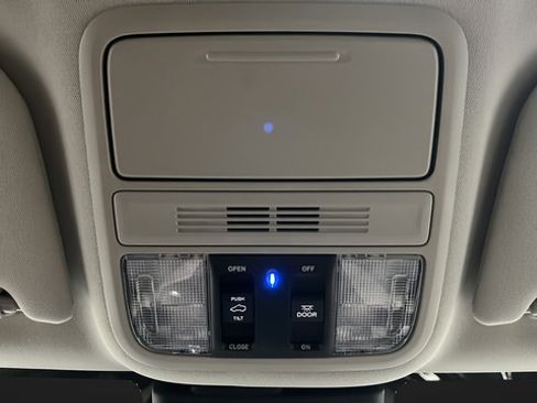 Used 2025 Honda Odyssey Elite image 34
