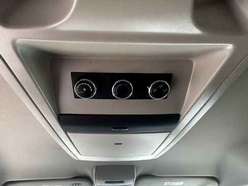 Used 2016 Chrysler Town & Country Touring image 17