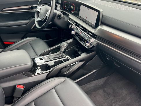 Certified 2025 Kia Telluride LX image 19