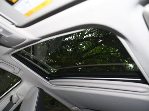 Used 2018 Toyota RAV4 XLE FWD image 7