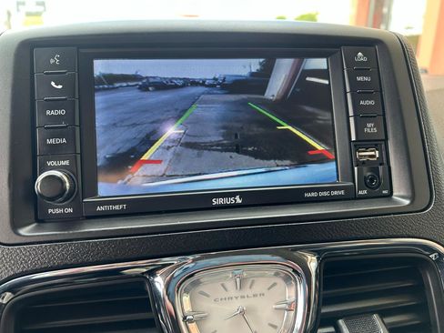 Used 2016 Chrysler Town & Country Touring FWD image 11
