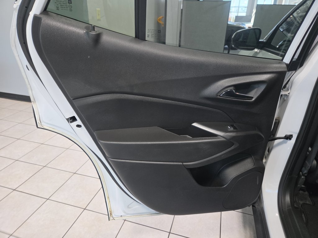 Used 2025 Chevrolet Trax LT w/ LT Convenience Package FWD image 21