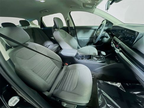 Used 2025 Kia K4 EX image 25