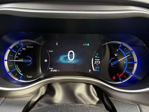 Used 2021 Chrysler Pacifica Touring-L image 12