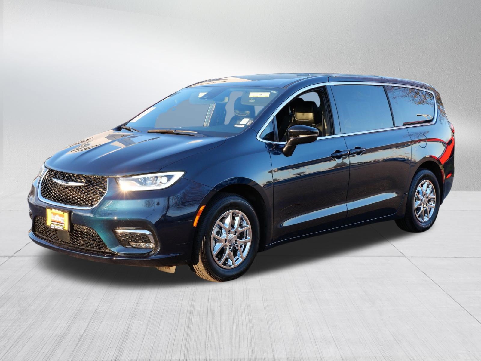 Used 2025 Chrysler Pacifica Select FWD image 2