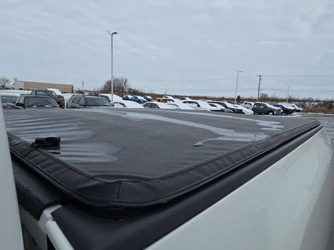 Used 2018 Nissan Titan SV image 14