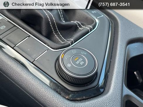 Used 2025 Volkswagen Taos SE AWD/4WD image 44