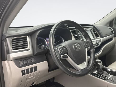 Used 2019 Toyota Highlander XLE image 7