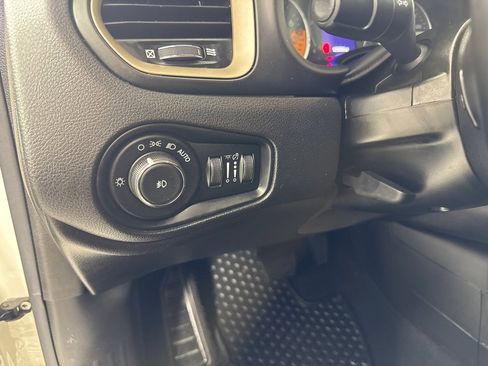 Used 2017 Jeep Renegade Latitude w/ Cold Weather Group image 16