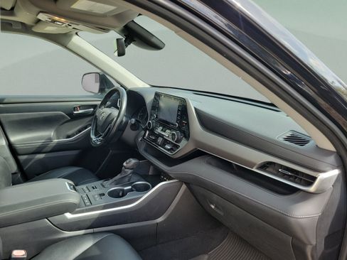 Used 2021 Toyota Highlander XLE AWD/4WD image 8
