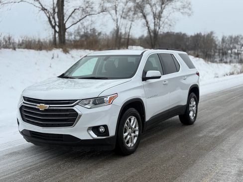 Used 2021 Chevrolet Traverse LT image 2