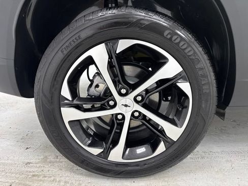 Used 2024 Chevrolet Trax RS w/ Sunroof Package FWD image 31