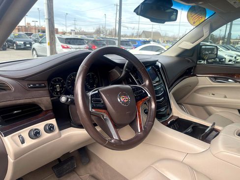 Used 2015 Cadillac Escalade Luxury image 9