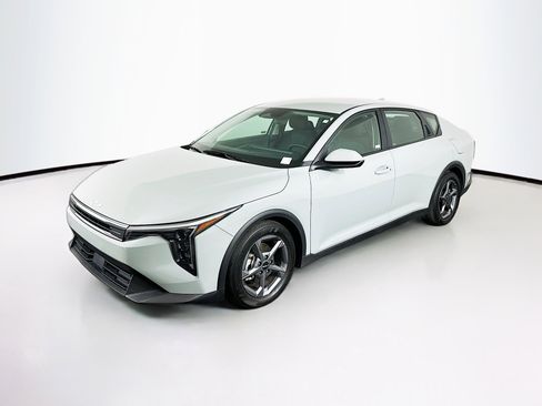 Used 2025 Kia K4 LXS image 3