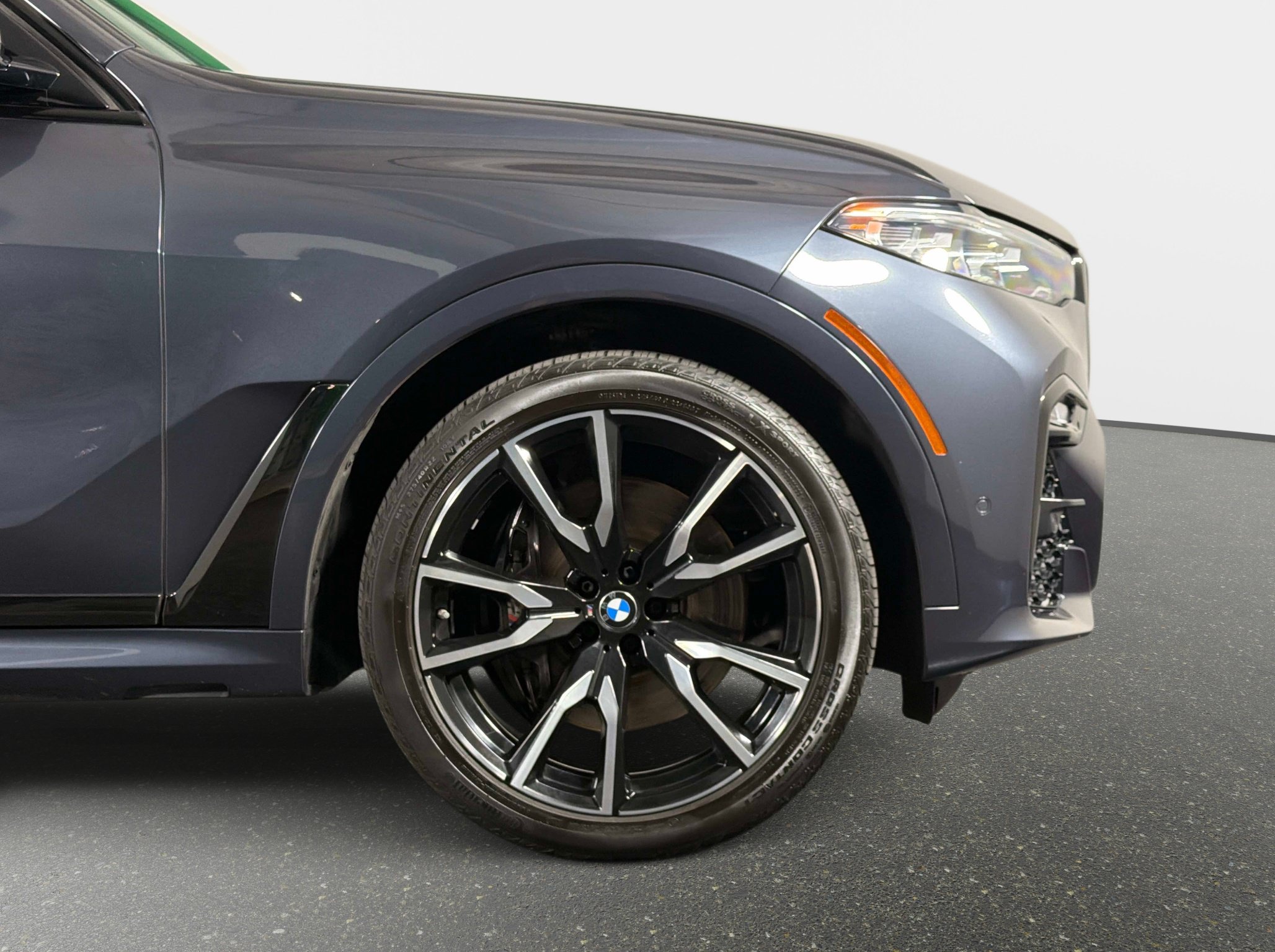 Used 2021 BMW X7 xDrive40i w/ M Sport Package AWD/4WD image 4
