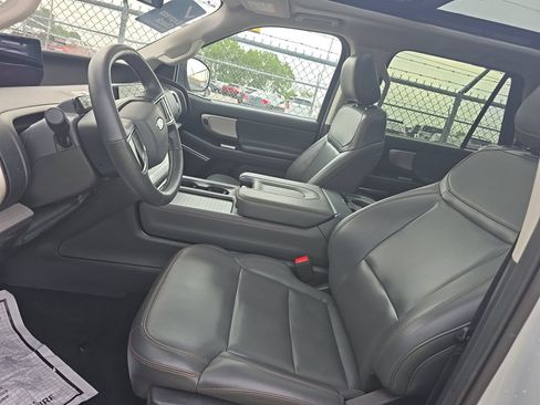 Used 2025 Ford Expedition Active AWD/4WD image 10