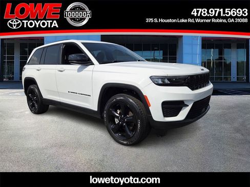 Used 2023 Jeep Grand Cherokee Altitude image 1