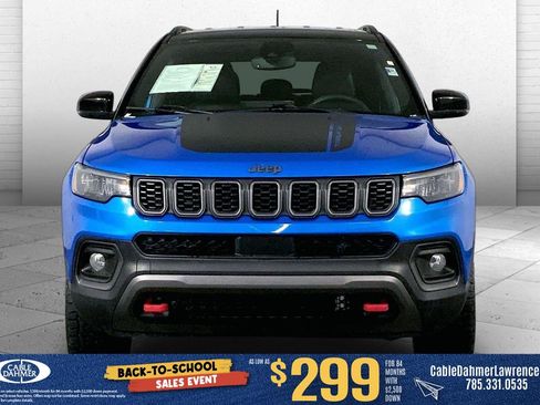Used 2025 Jeep Compass Trailhawk w/ Trailer Tow Group AWD/4WD image 2