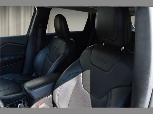 Used 2021 Jeep Cherokee Limited image 26