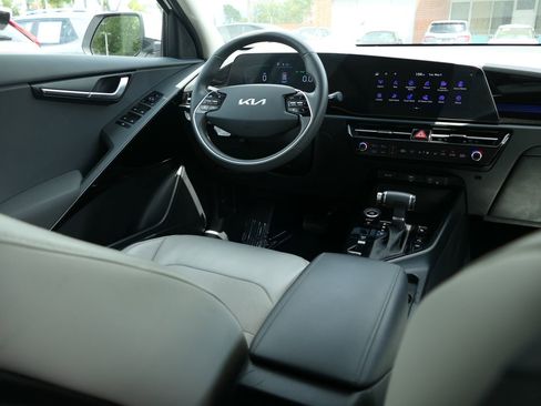 Used 2024 Kia Niro EX FWD image 22