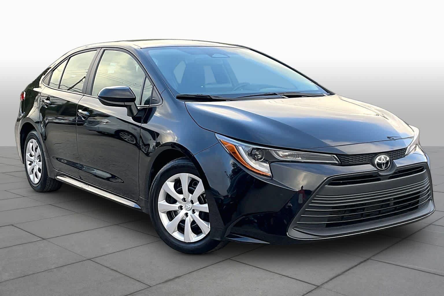 Used 2025 Toyota Corolla LE FWD image 3