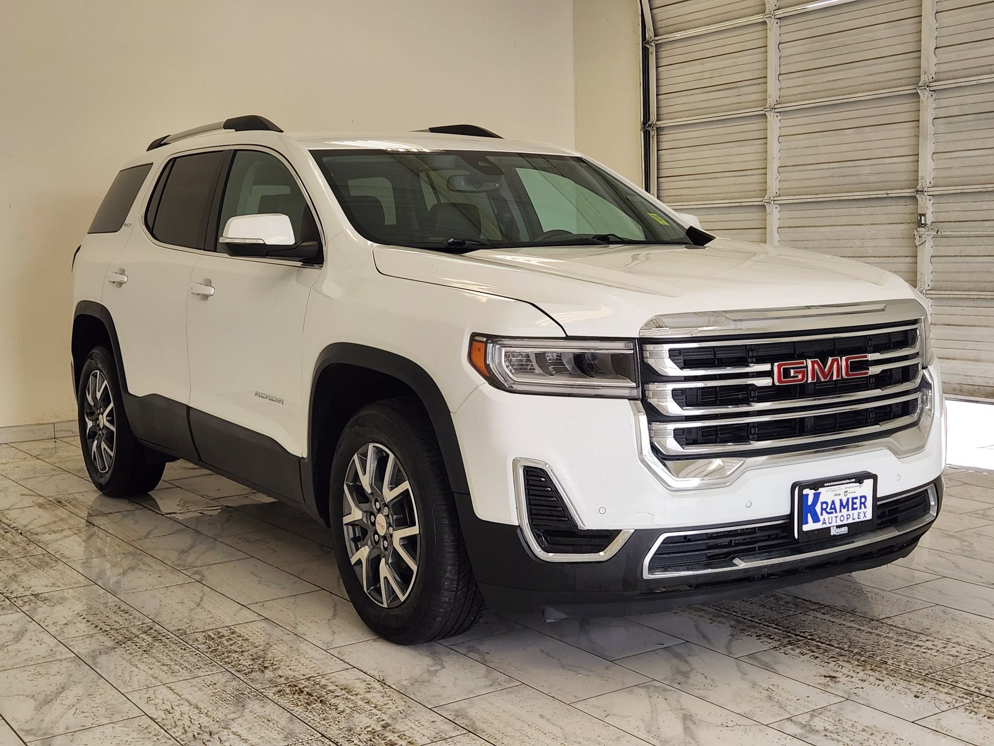 Used 2023 GMC Acadia SLT FWD image 3