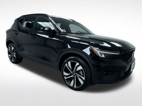Used 2025 Volvo XC40 B5 Plus image 17