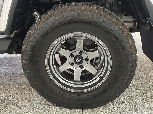Used 2021 Jeep Gladiator Overland AWD/4WD image 11