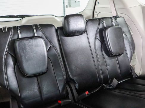 Used 2023 Chrysler Pacifica Touring-L FWD image 29
