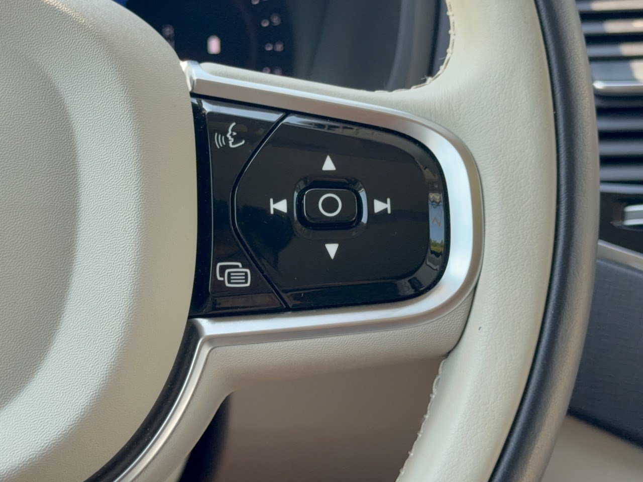 Certified 2025 Volvo XC90 B5 Plus w/ Protection Package Premier AWD/4WD image 19