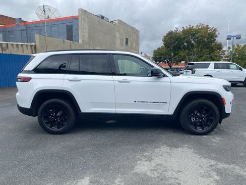 Used 2024 Jeep Grand Cherokee Altitude image 8