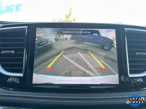 Used 2025 Chrysler Pacifica Limited image 69