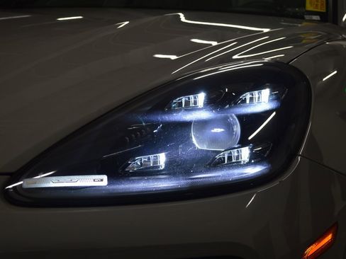 Certified 2021 Porsche Cayenne Coupe image 11