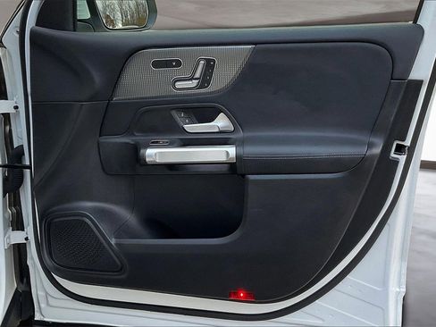 Used 2021 Mercedes-Benz GLB 250 4MATIC image 27