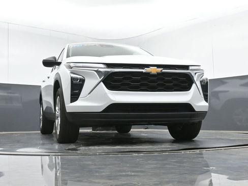 Used 2025 Chevrolet Trax LS image 41