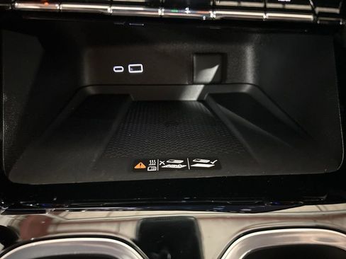 Used 2025 Chevrolet Traverse High Country AWD/4WD image 39