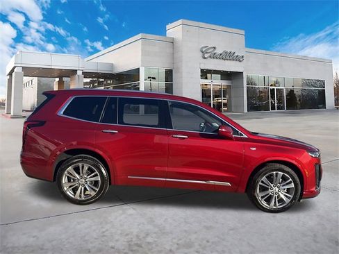 Used 2025 Cadillac XT6 Premium Luxury image 2