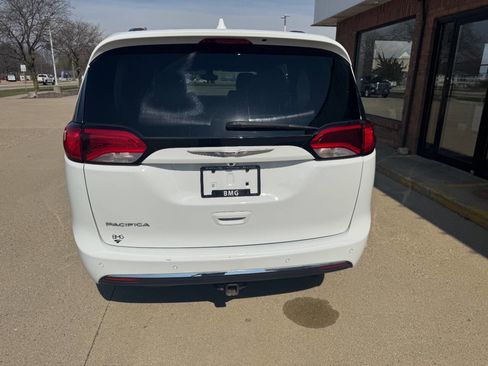 Used 2017 Chrysler Pacifica Touring-L Plus w/ Tire & Wheel Group image 5